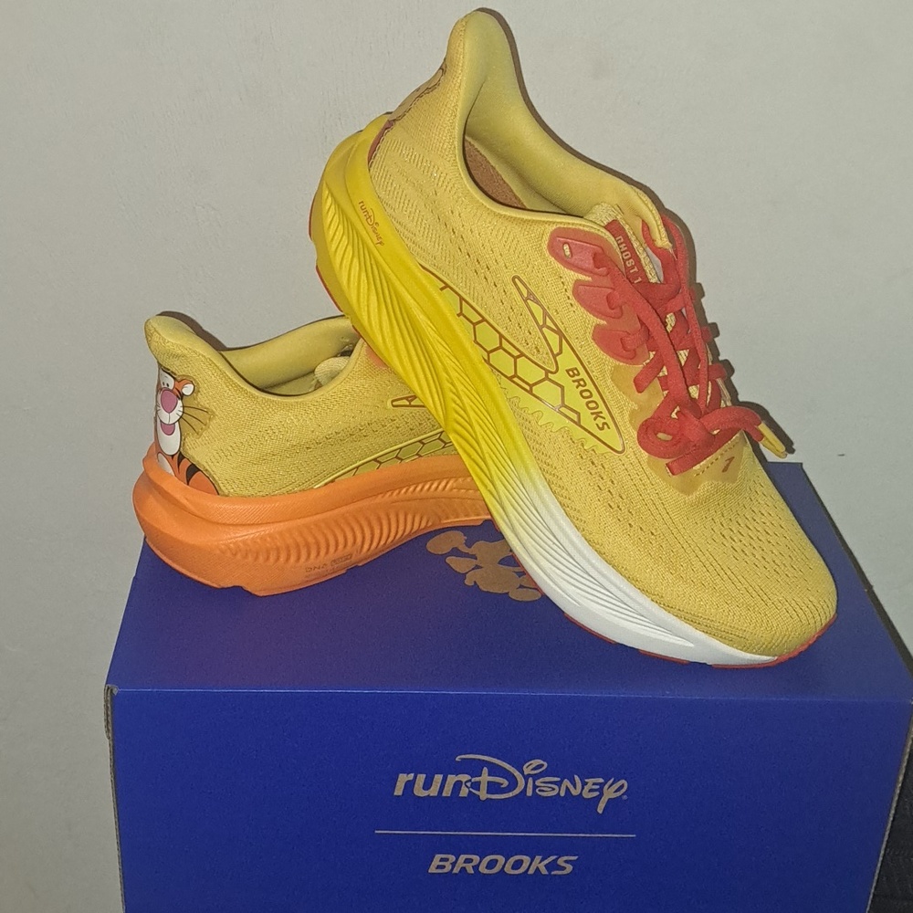 NIB, Brooks, Ghost 17, RunDisney, Winnie the Pooh, Size 9.5 (B)